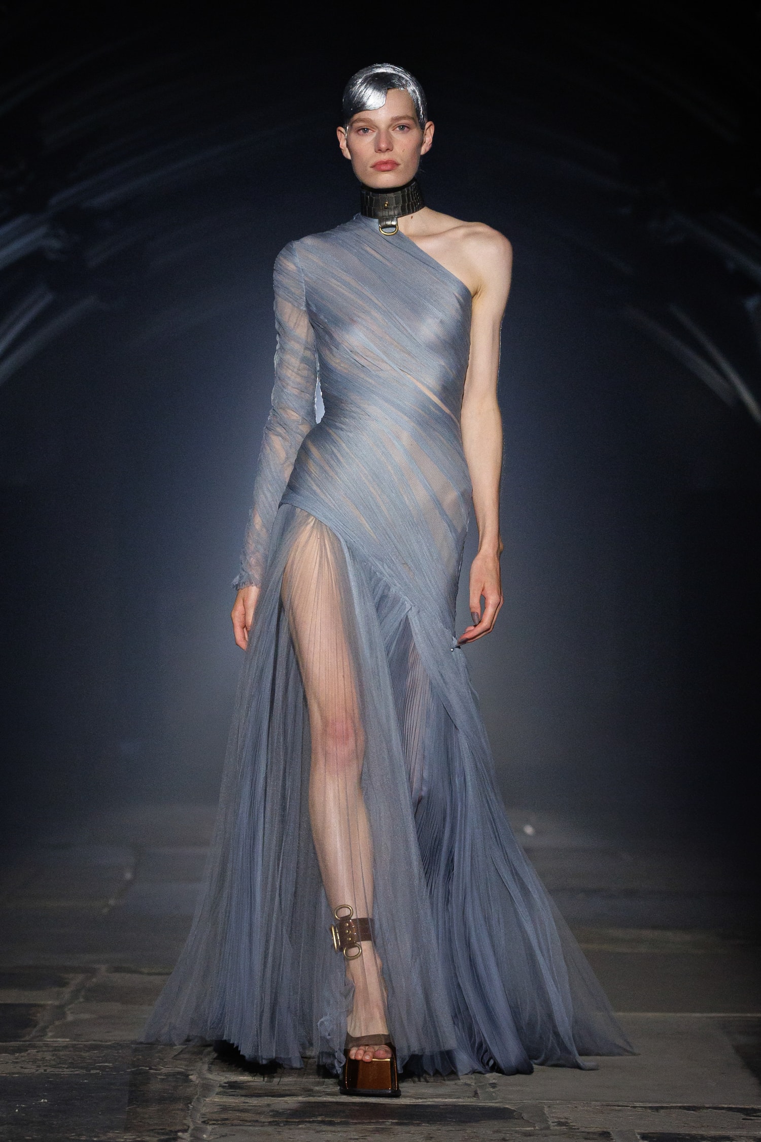 McQueen, SS27, London Fashion Week, Runways, Emilia Clarke, Alexa Chung, Salma Hayek 