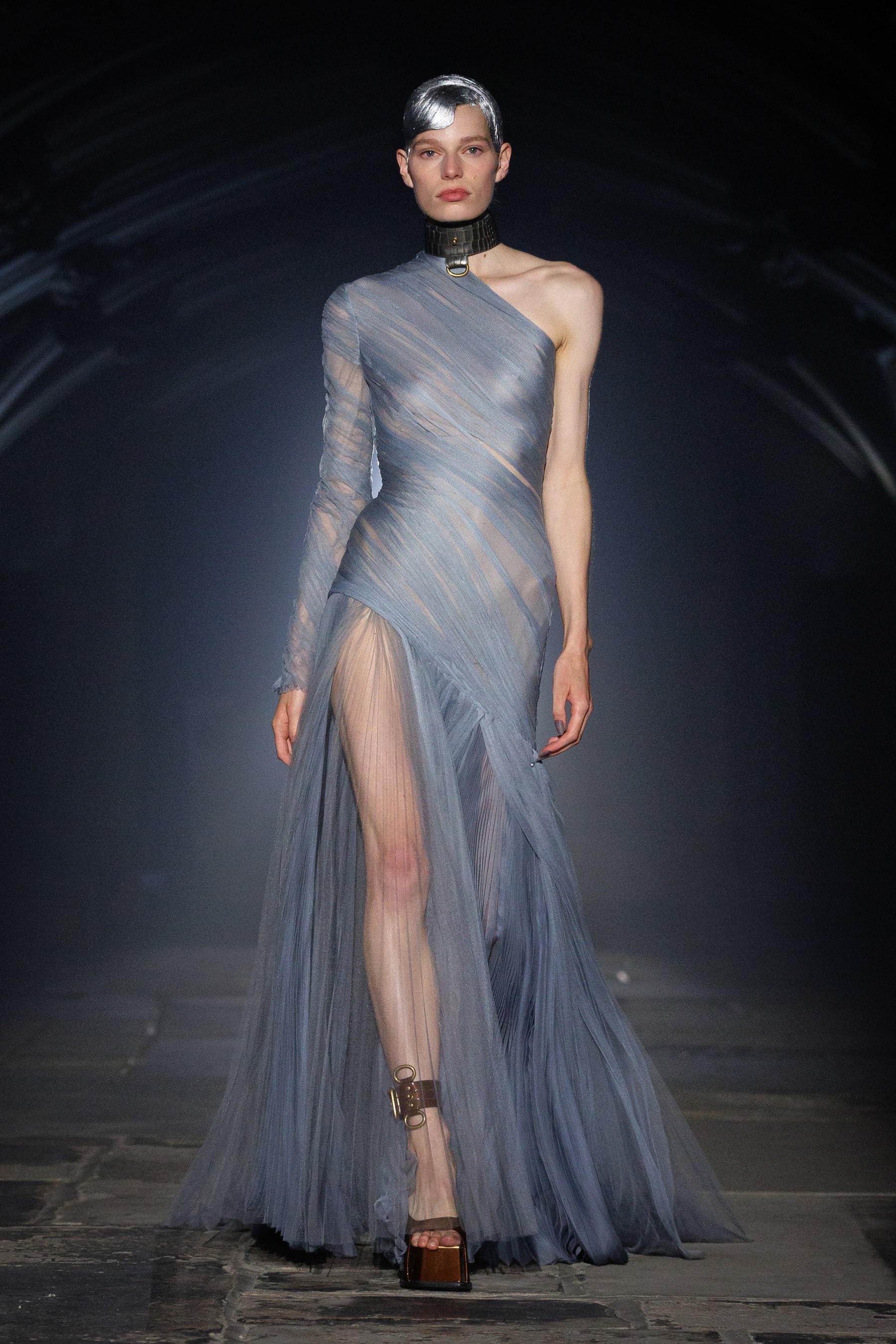 McQueen, SS27, London Fashion Week, Runways, Emilia Clarke, Alexa Chung, Salma Hayek 