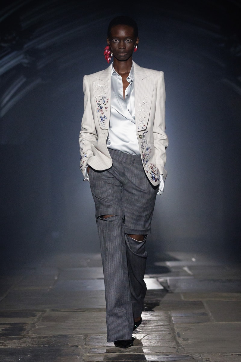 McQueen, SS27, London Fashion Week, Runways, Emilia Clarke, Alexa Chung, Salma Hayek 