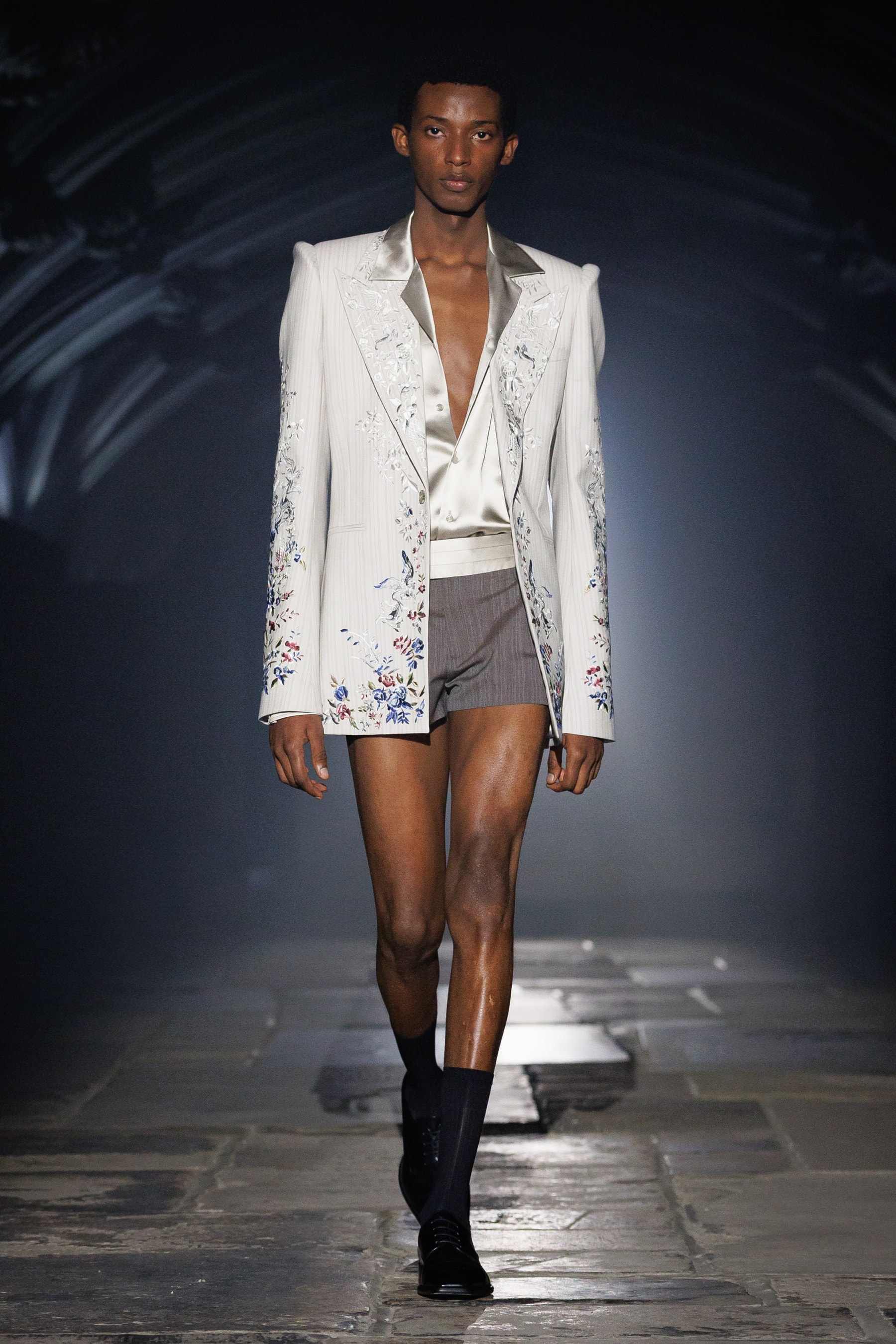 McQueen, SS27, London Fashion Week, Runways, Emilia Clarke, Alexa Chung, Salma Hayek 