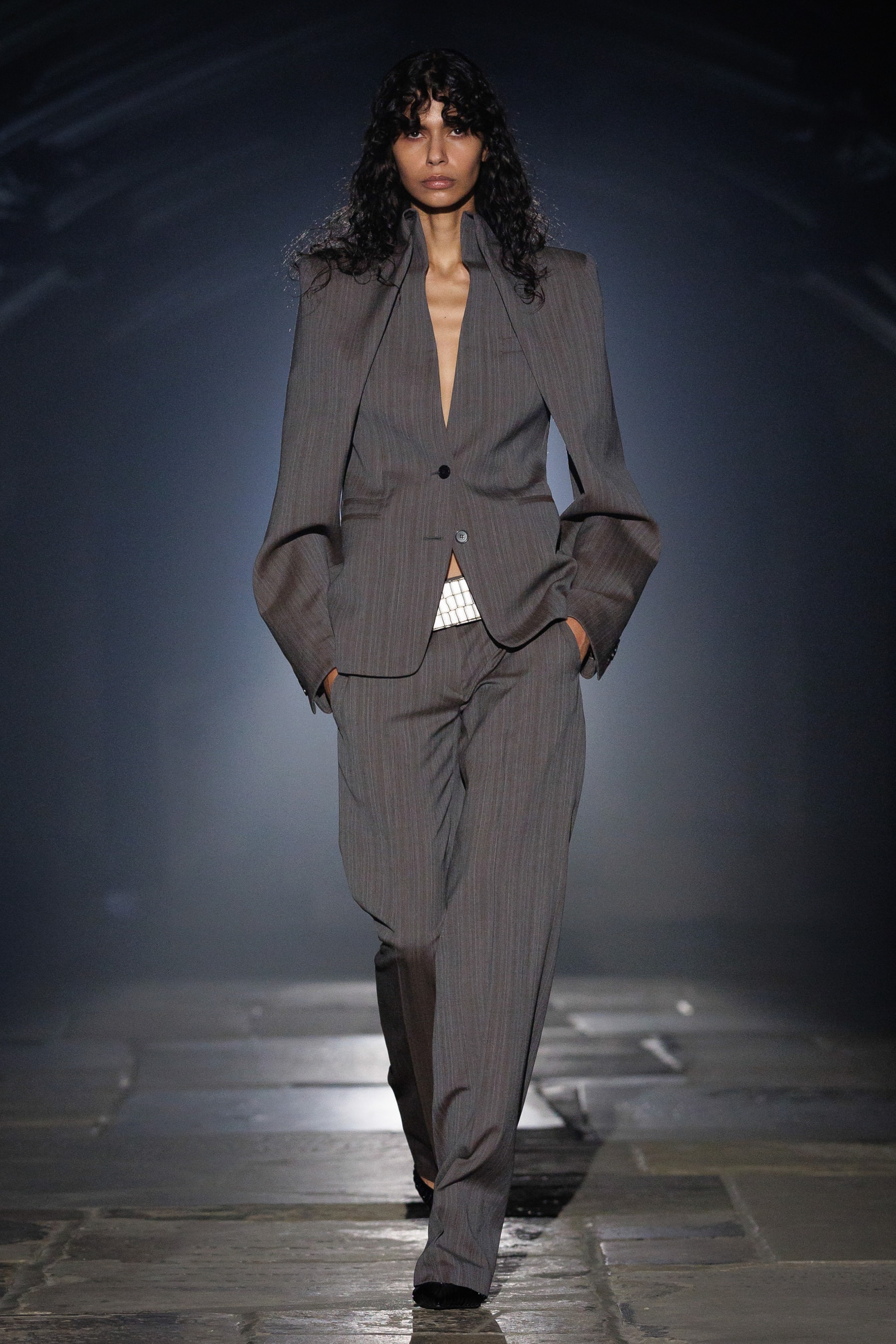 McQueen, SS27, London Fashion Week, Runways, Emilia Clarke, Alexa Chung, Salma Hayek 