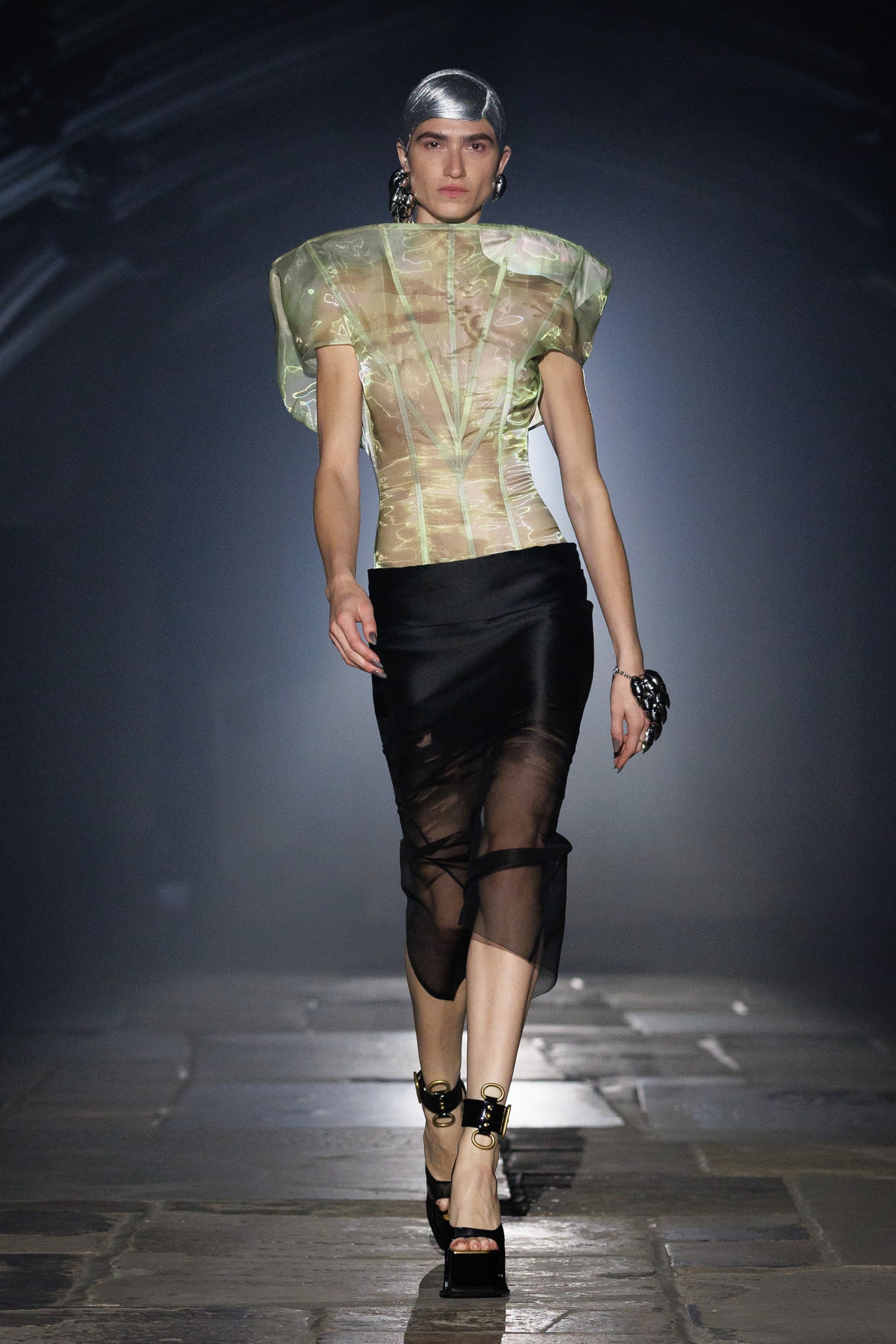 McQueen, SS27, London Fashion Week, Runways, Emilia Clarke, Alexa Chung, Salma Hayek 