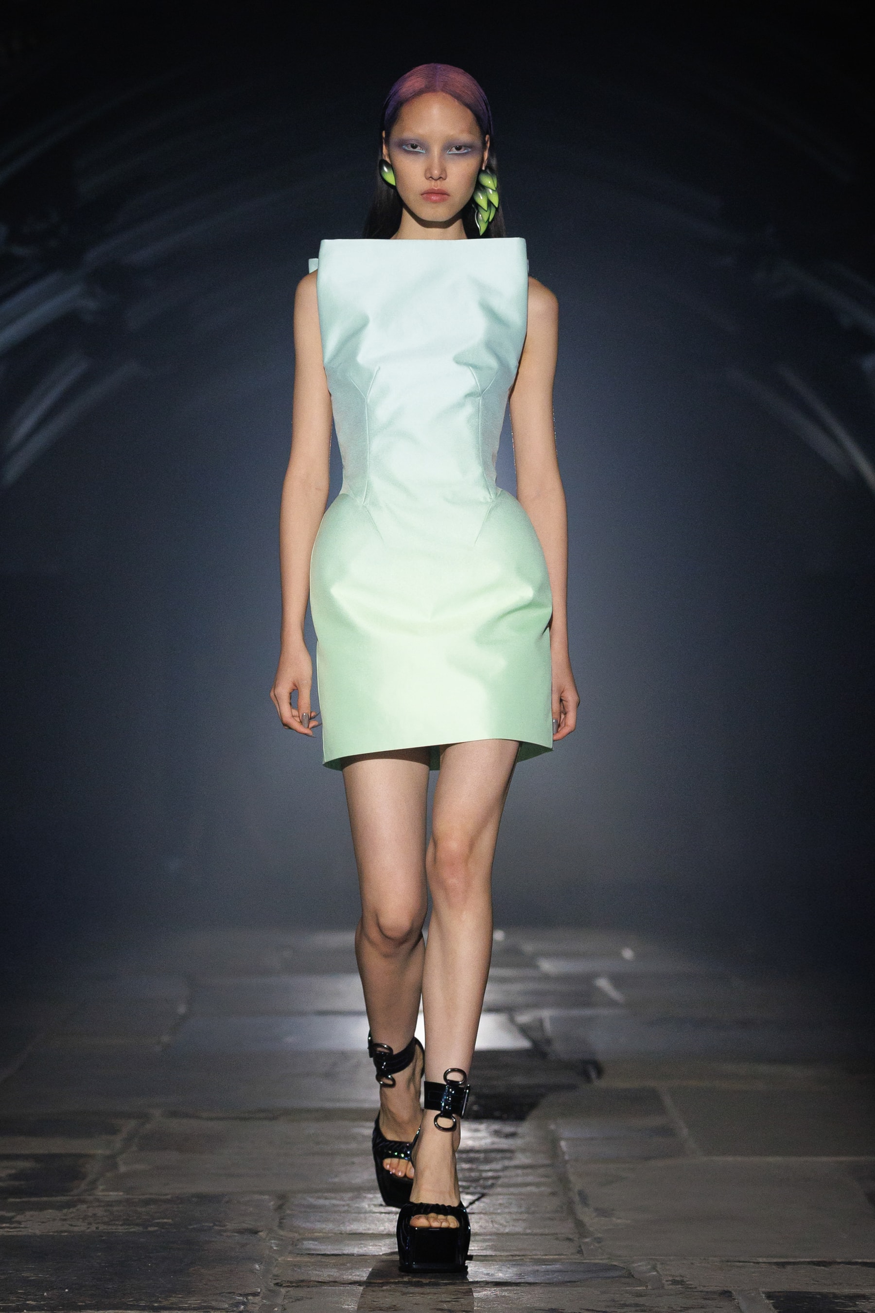 McQueen, SS27, London Fashion Week, Runways, Emilia Clarke, Alexa Chung, Salma Hayek 
