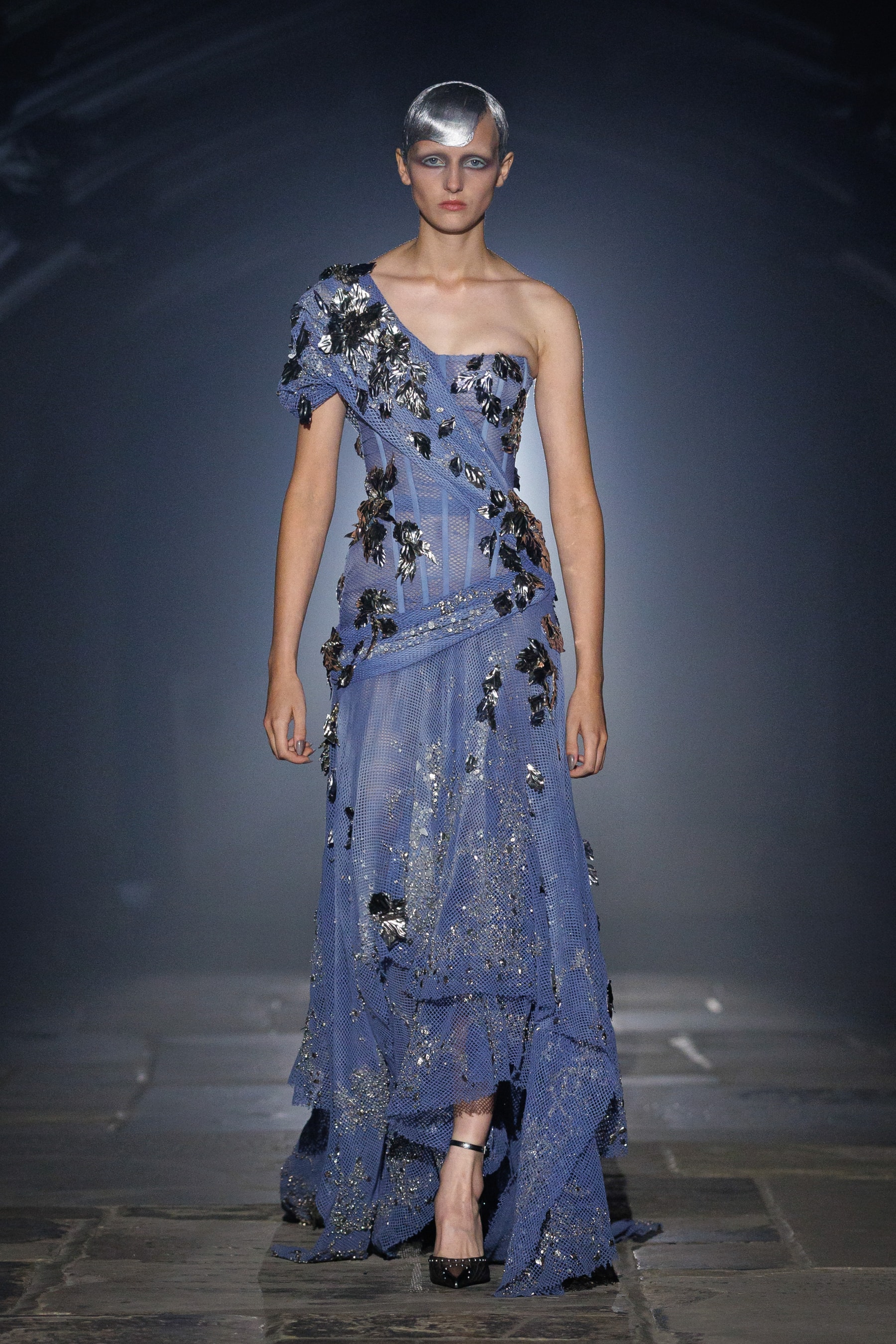 McQueen, SS27, London Fashion Week, Runways, Emilia Clarke, Alexa Chung, Salma Hayek 