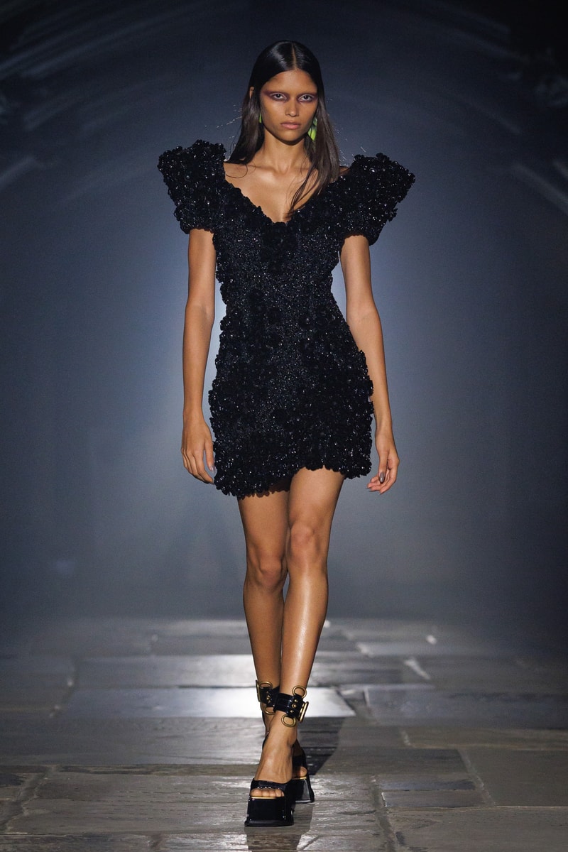 McQueen, SS27, London Fashion Week, Runways, Emilia Clarke, Alexa Chung, Salma Hayek 