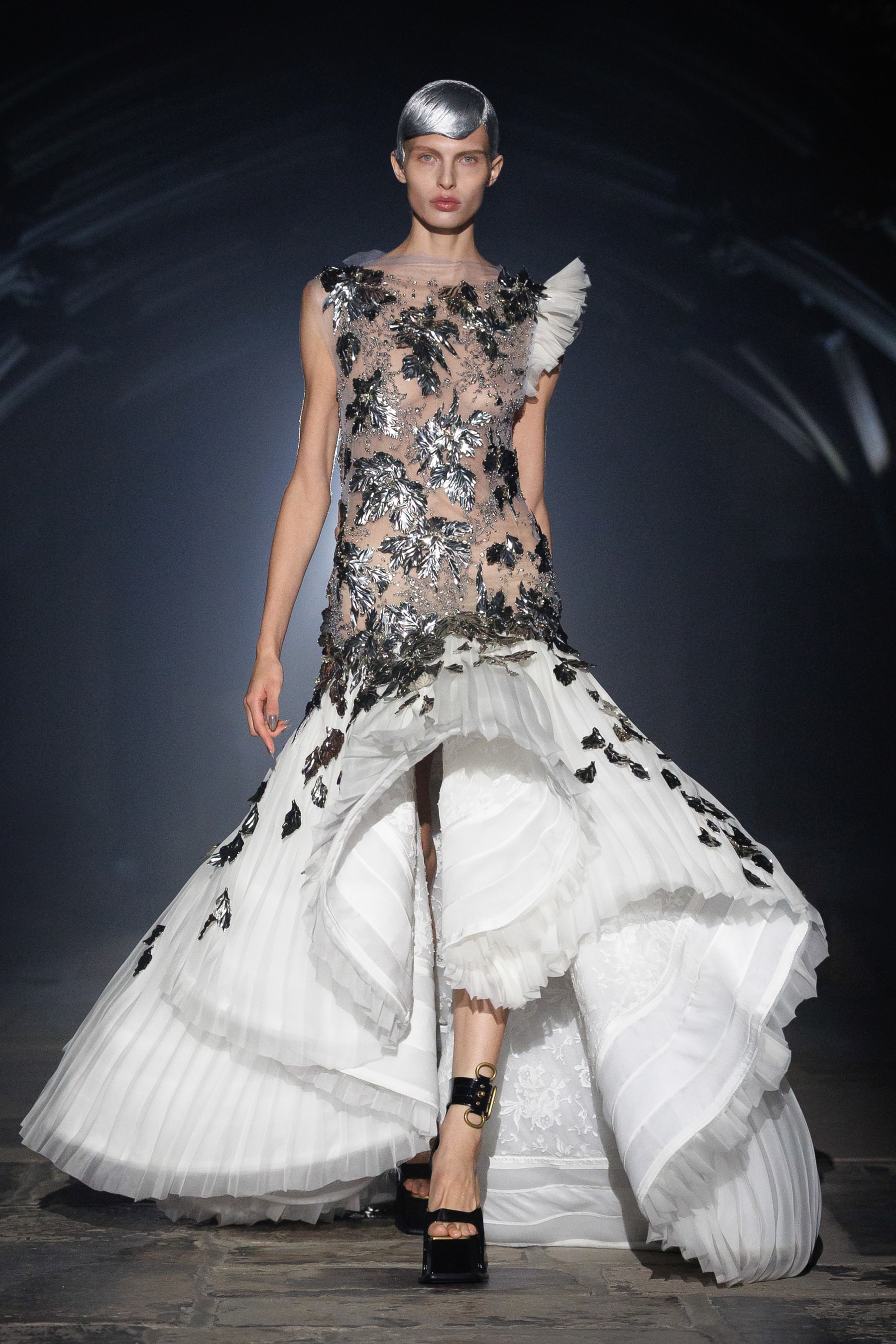 McQueen, SS27, London Fashion Week, Runways, Emilia Clarke, Alexa Chung, Salma Hayek 