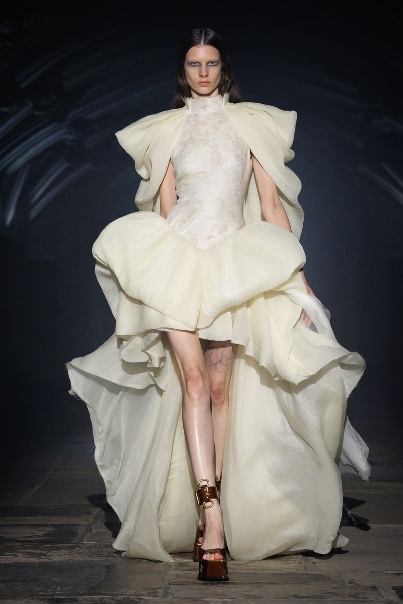 McQueen, SS27, London Fashion Week, Runways, Emilia Clarke, Alexa Chung, Salma Hayek 