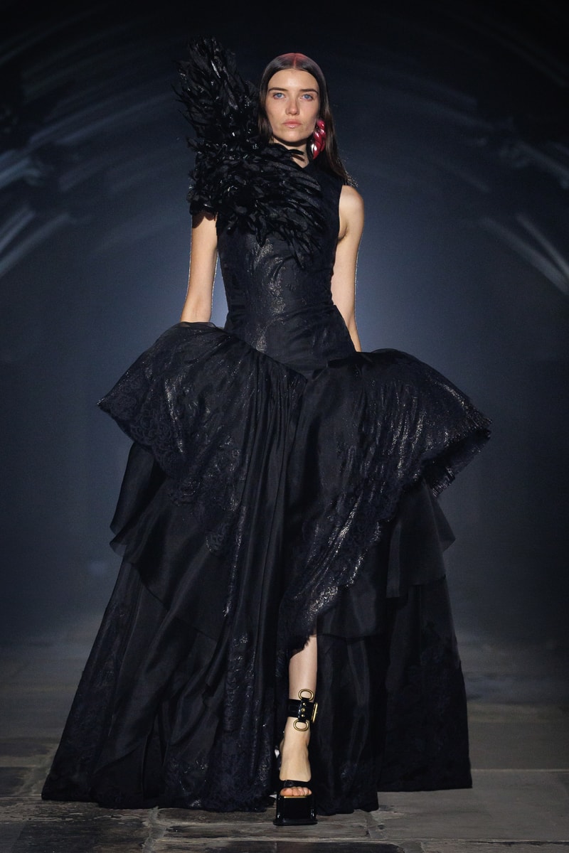 McQueen, SS27, London Fashion Week, Runways, Emilia Clarke, Alexa Chung, Salma Hayek 