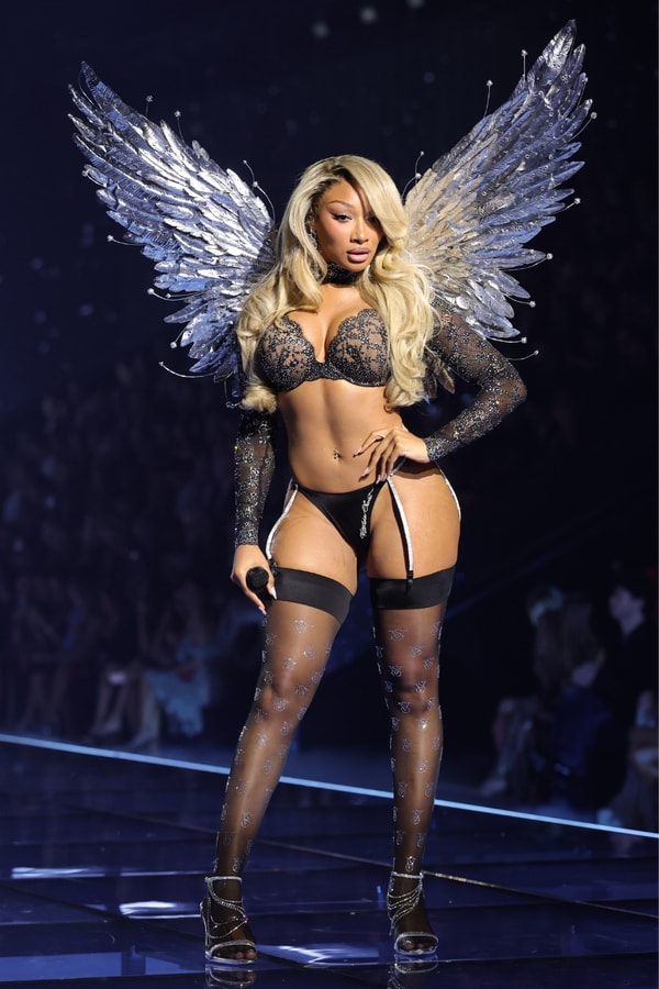 kylie jenner, victoria's secret, fashion show, runway, bra, lingerie, underwear, barbara palvin, Gigi Hadid, Alex Consani, Adriana Lima, Precious Lee, katseye