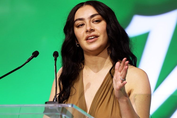 Charli xcx compartilha manifesto de 'BRAT' escrito no verão de 2023