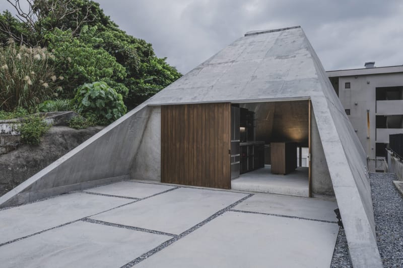 Cabana Pirâmide da IGArchitects se Inspira em Túmulos Tradicionais de Okinawa