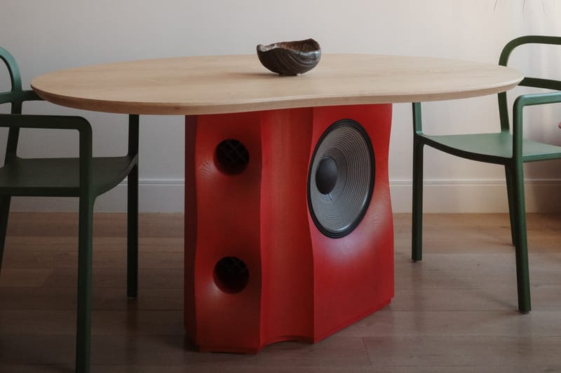 Mesa de Jantar com Subwoofer de Joel Seigle Une Som e Mobiliário