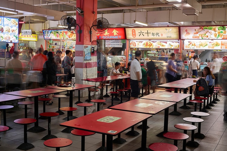 Liu Bolin Estreia Ato de Desaparecimento com 100 Pessoas na Singapore Art Week