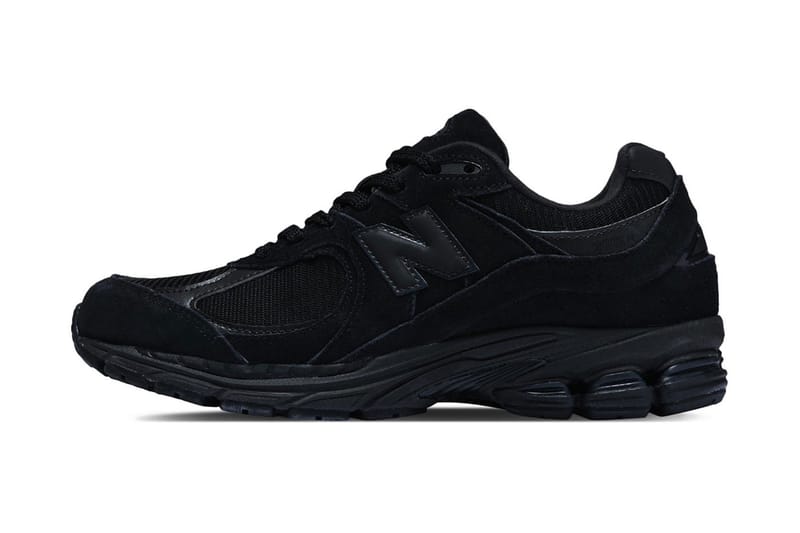 New Balance Entrando em Modo Furtivo com o 2002R “Black Cat”