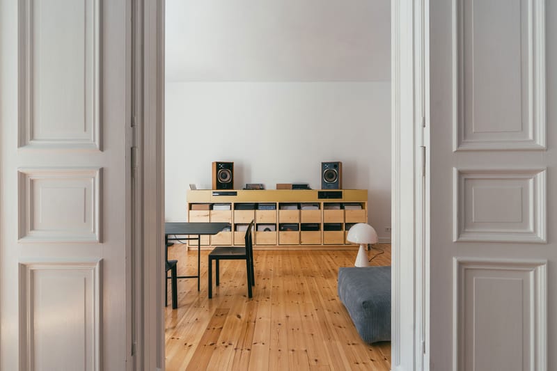 Studio Loes Transforma Apartamento Clássico em Berlim com Toque Sutil