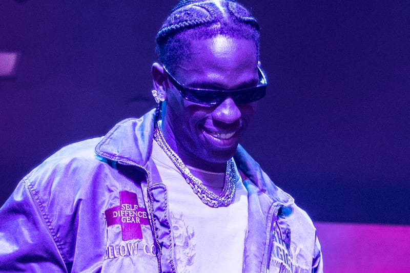 Travis Scott Apresenta "4x4" no Show do Intervalo do Campeonato de Futebol Universitário