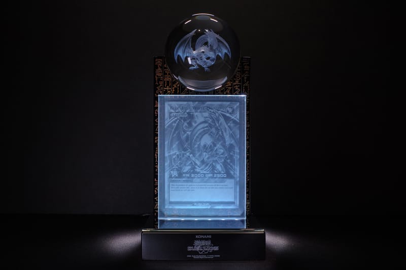 Unboxing: A Lendária Carta de Cristal do Dragão Branco de Olhos Azuis Celebra o 8º Aniversário de 'Yu-Gi-Oh! DUEL LINKS'