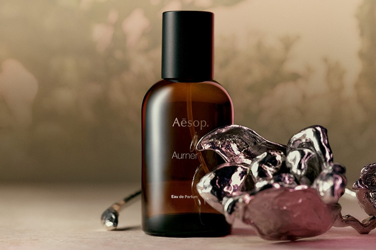 O Eau de Parfum Aurner da Aēsop ostenta uma fragrância floral inusitada