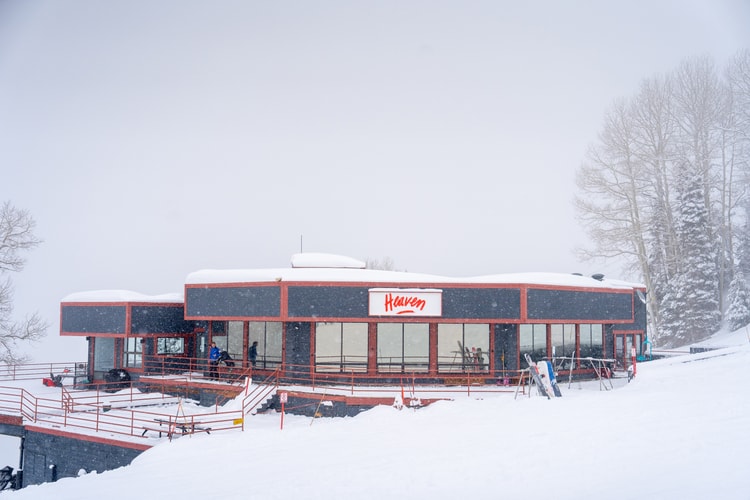 A instalação 'Heaven' de Alex Israel é só para os apaixonados pelas pistas