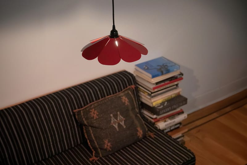 Metal Robusto Encontra Formas Florais Delicadas no Projeto “Momento” de Alvaro Ucha Rodriguez