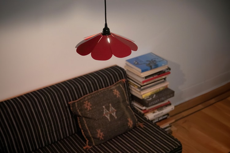 Metal Robusto Encontra Formas Florais Delicadas no Projeto “Momento” de Alvaro Ucha Rodriguez