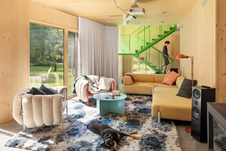 nARCHITECTS projeta interiores em madeira e escadas marcantes para casa-lago isolada em NY