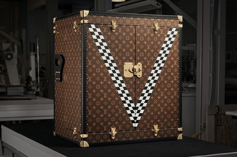 Um Olhar Detalhado sobre o Baú de Troféu do Campeonato Mundial de Fórmula 1 dos 75 Anos da Louis Vuitton