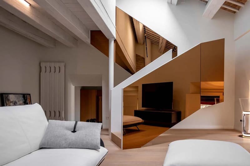 tissellistudioarchitetti Renova Cobertura Histórica com Escada Dourada Elegante