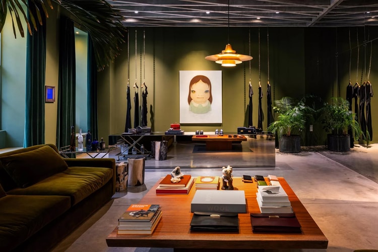 Obras Contemporâneas Escolhidas por Victoria Beckham em Exibição na sua Boutique em Londres