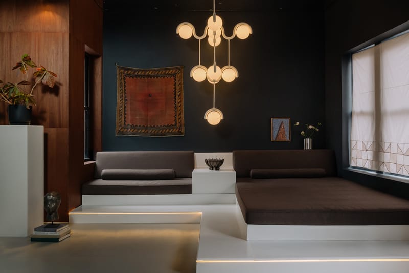 Astraeus Clarke revela seu showroom atmosférico em NYC com nova coleção de luminárias