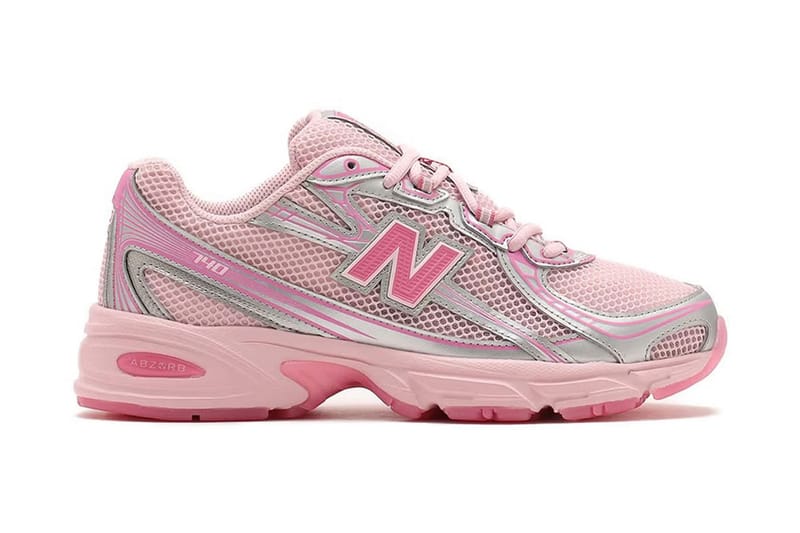 atmos Pink x New Balance 740 Captura a Beleza da Pink Beach na Indonésia