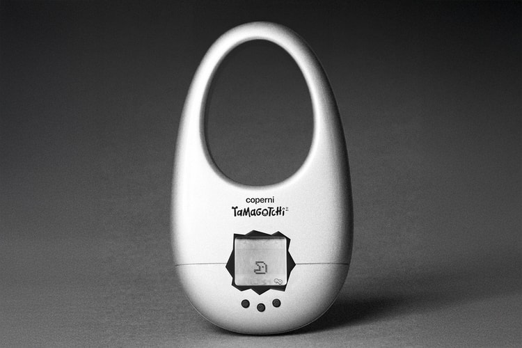 Um Olhar Mais Atento para a Coperni x Tamagotchi Swipe Case