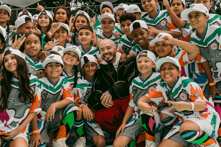 J Balvin e EA SPORTS FC levam Futebol e Arte a Medellín