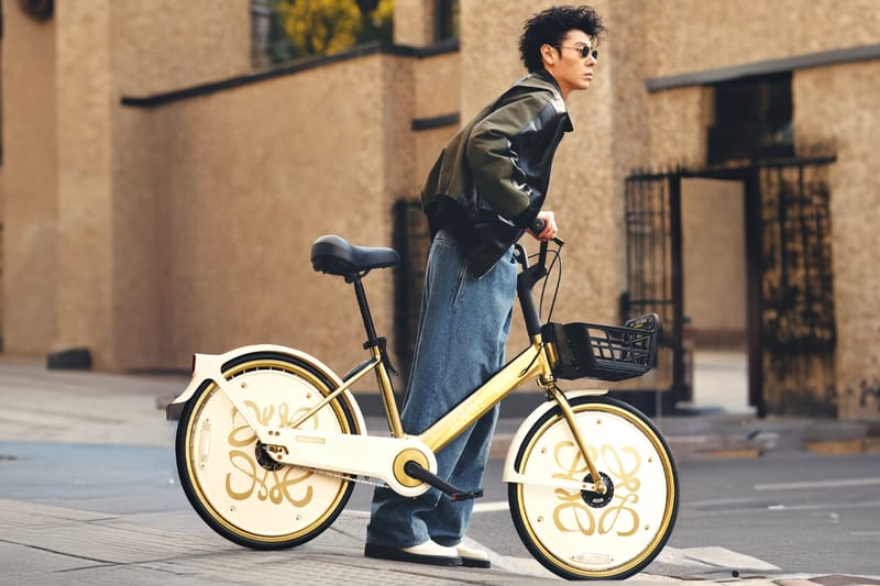 LOEWE Revela Bicicletas Douradas Monogramadas Personalizadas
