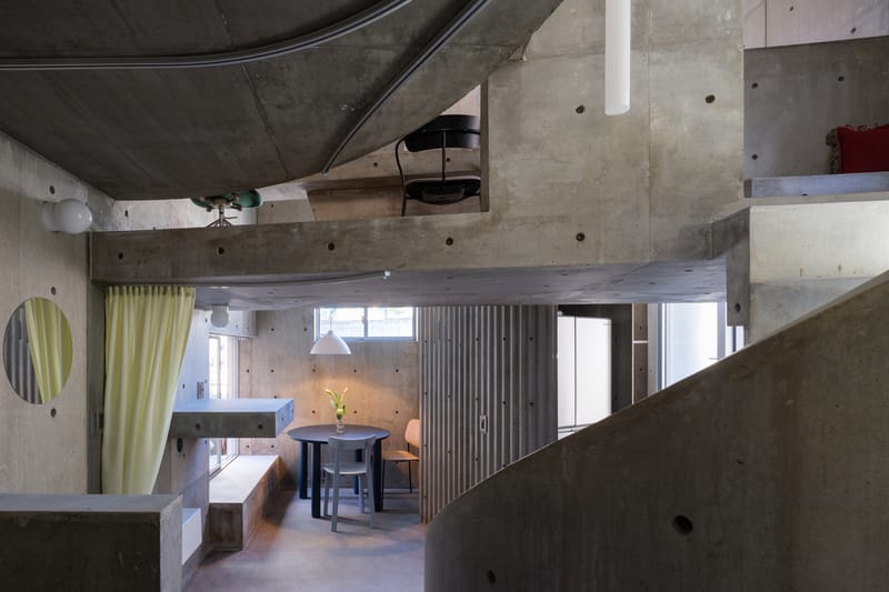 Residência Brutalista Compacta em Tokyo por Suzuko Yamada Architects