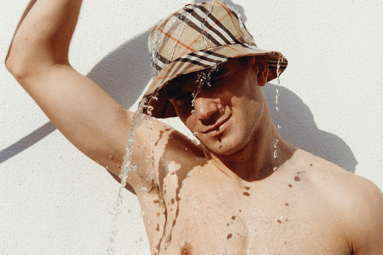 Rosie Huntington-Whiteley e Jack Draper estrelam a campanha Summer 2025 da Burberry