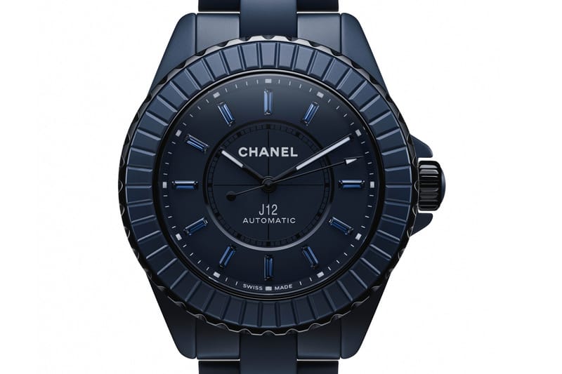 Chanel J12 recebe reforma em azul meia-noite