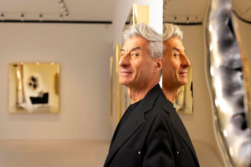 Bones de Maurizio Cattelan Exibe Painéis Banhados a Ouro com Buracos de Bala