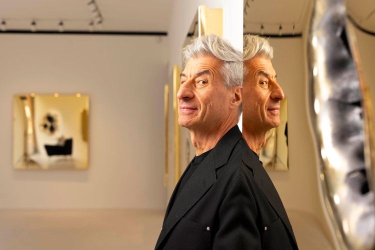 Bones de Maurizio Cattelan Exibe Painéis Banhados a Ouro com Buracos de Bala