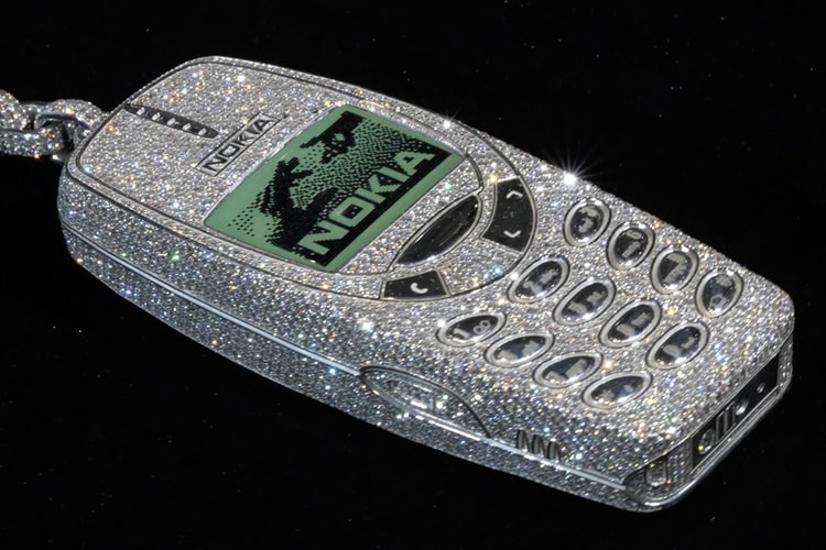 Detalhes da corrente “SSS4U” e do celular Nokia cravejados de Alex Moss NY para Drake
