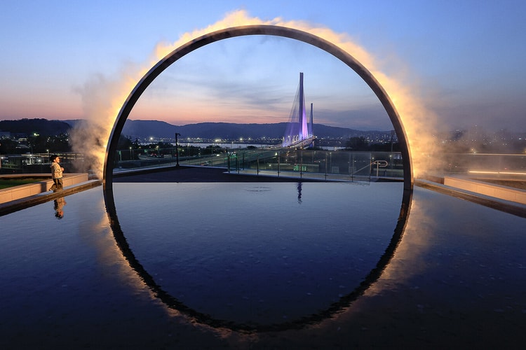 'Arc ZERO: Eclipse' leva instalação de névoa e luz ao horizonte de Seul