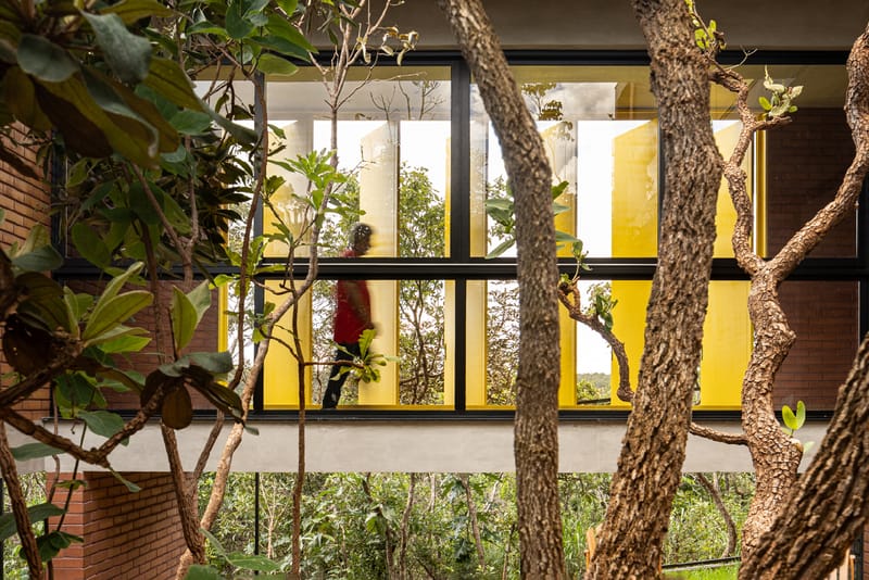 A Casa das 7 Árvores por Hersen Mendes Arquitetura é uma Joia Moderna no Cerrado Brasileiro