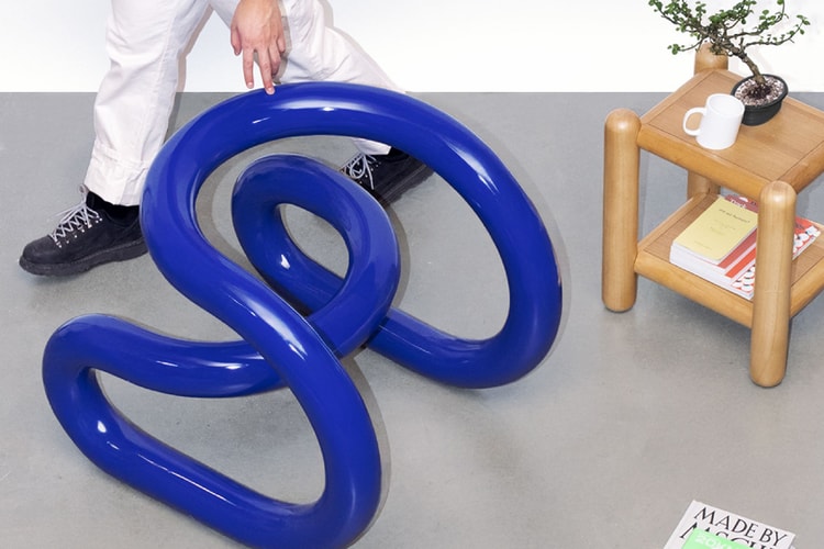 A Loopy Chair do Nik Bentel Studio é feita de um tubo contínuo de fibra de vidro