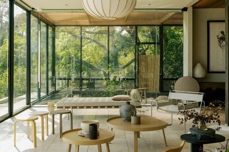 OWIU Design transforma a Glass Ridge House de Ray Kappe em um refúgio tranquilo