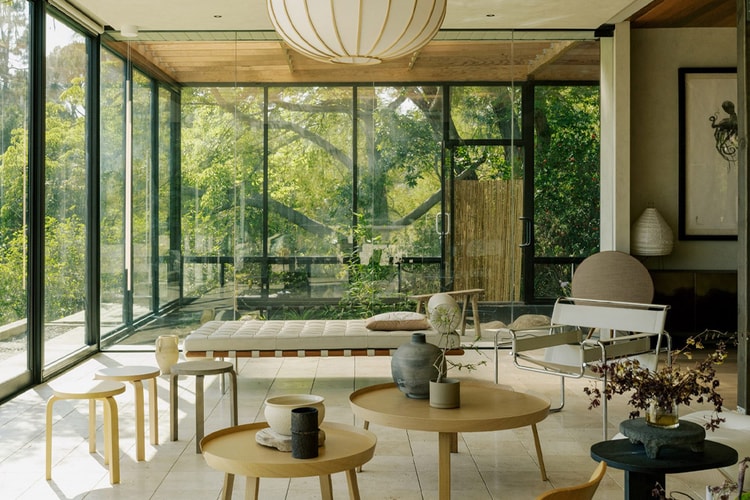 OWIU Design transforma a Glass Ridge House de Ray Kappe em um refúgio tranquilo