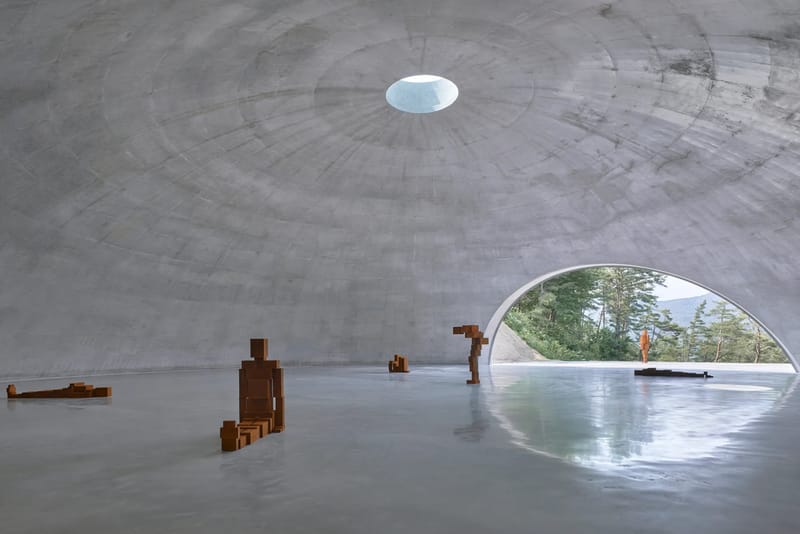 Antony Gormley e Tadao Ando criam caverna escultural para meditação