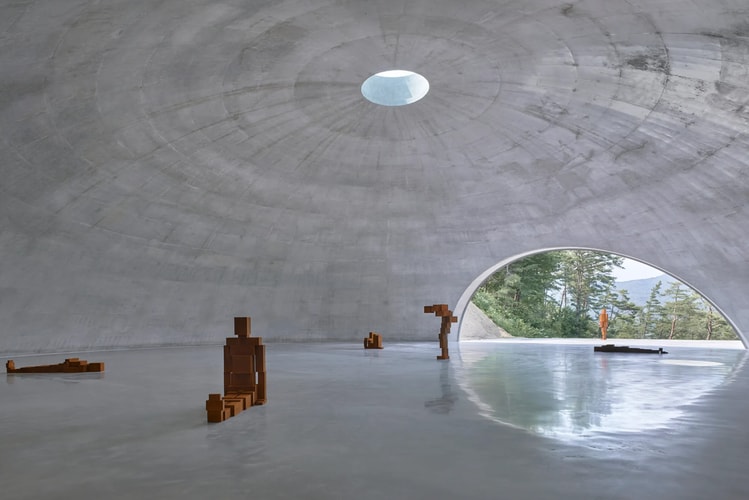 Antony Gormley e Tadao Ando criam caverna escultural para meditação