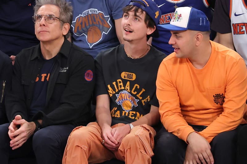 A camiseta NAHMIAS x New York Knicks que Timothée Chalamet usou à beira da quadra chega neste fim de semana