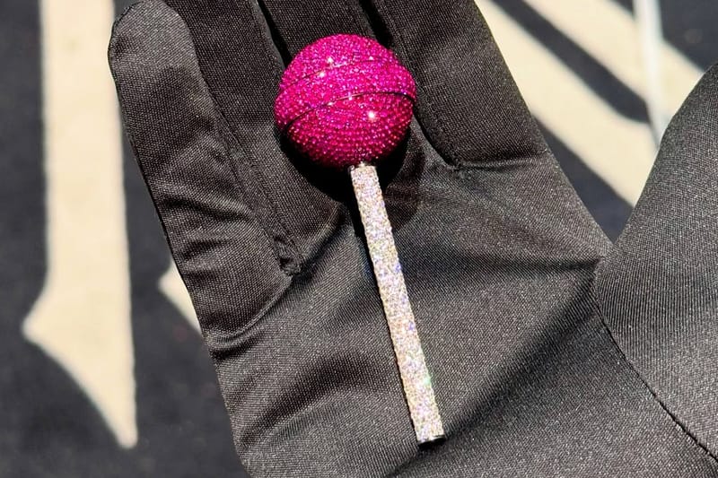 Playboi Carti exibe pirulito de diamantes de cair o queixo assinado por Alex Moss