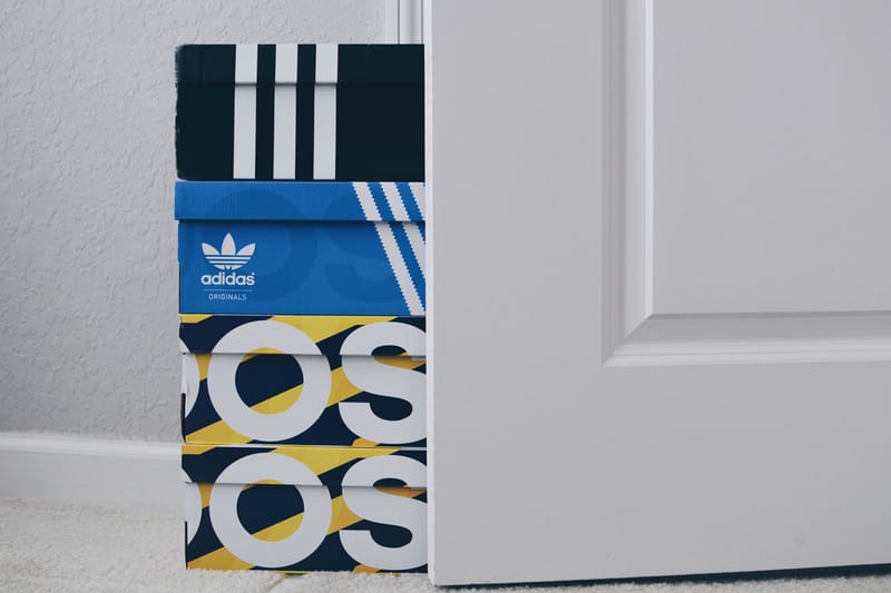 adidas deve aumentar preços nos EUA após tarifas extra de US$ 230 milhões